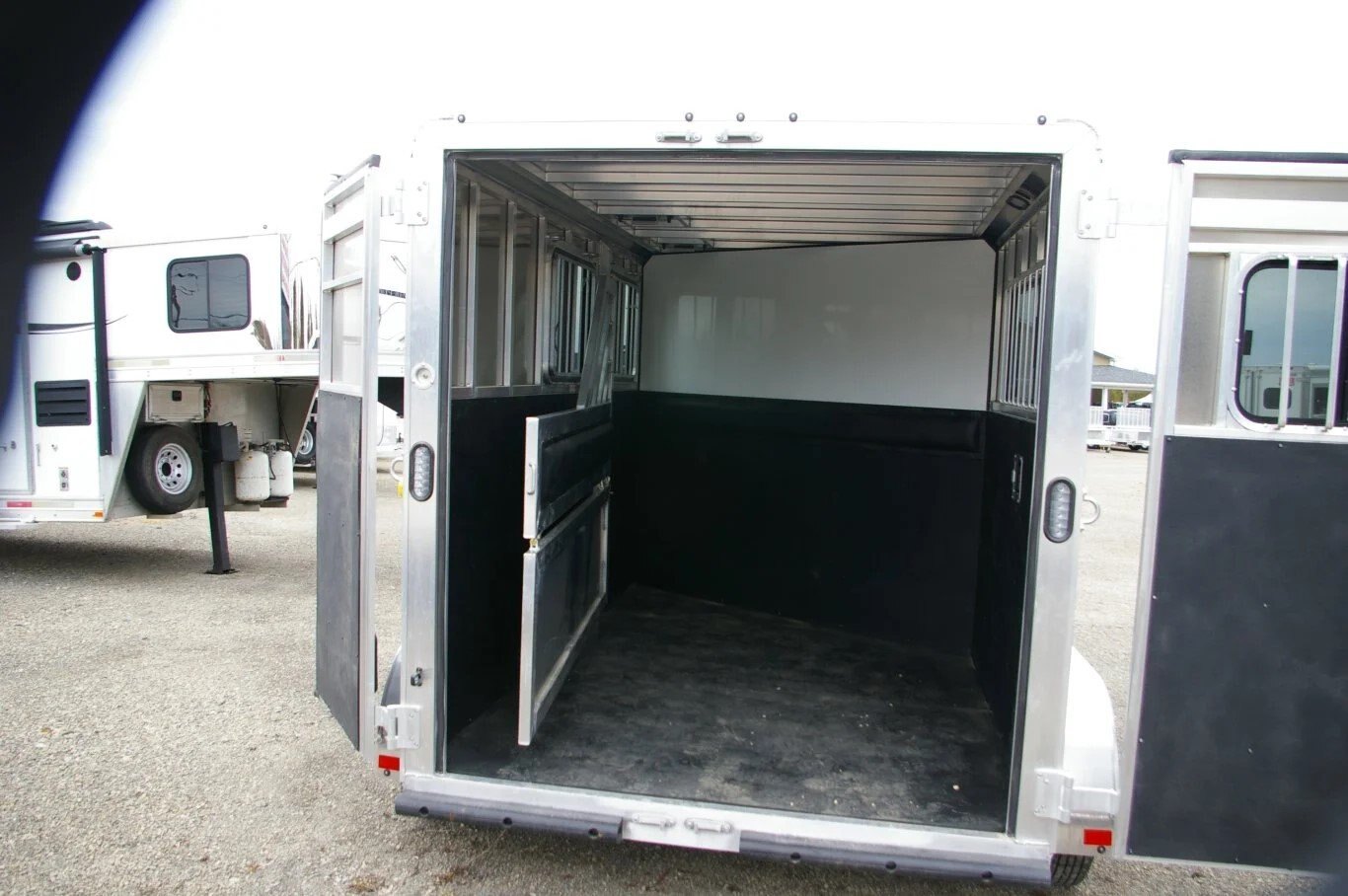 2026 STRIDER SERIES LITE/SLANT 2 HORSE, 84, ALUMINUM, WHITE, 7000GVWR 