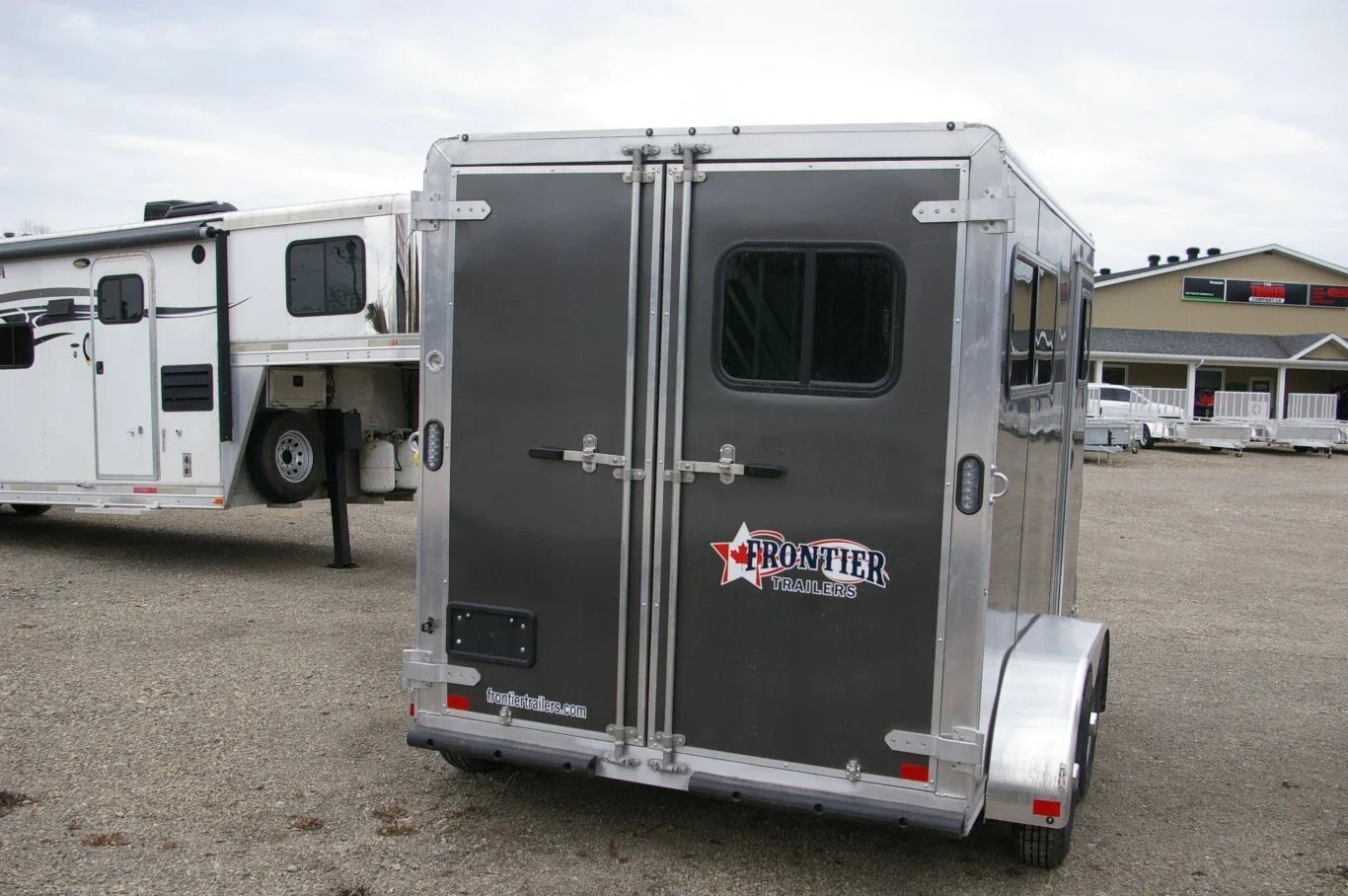 2026 STRIDER SERIES LITE/SLANT 2 HORSE, 84, ALUMINUM, WHITE, 7000GVWR 