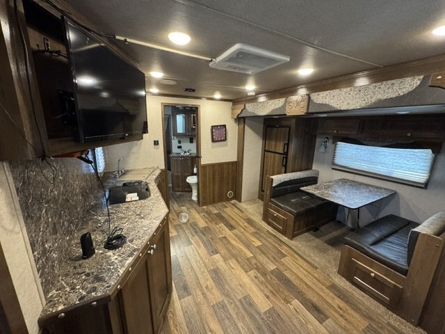 2021 USED 4H LQ, ALUMINUM, WHITE, 