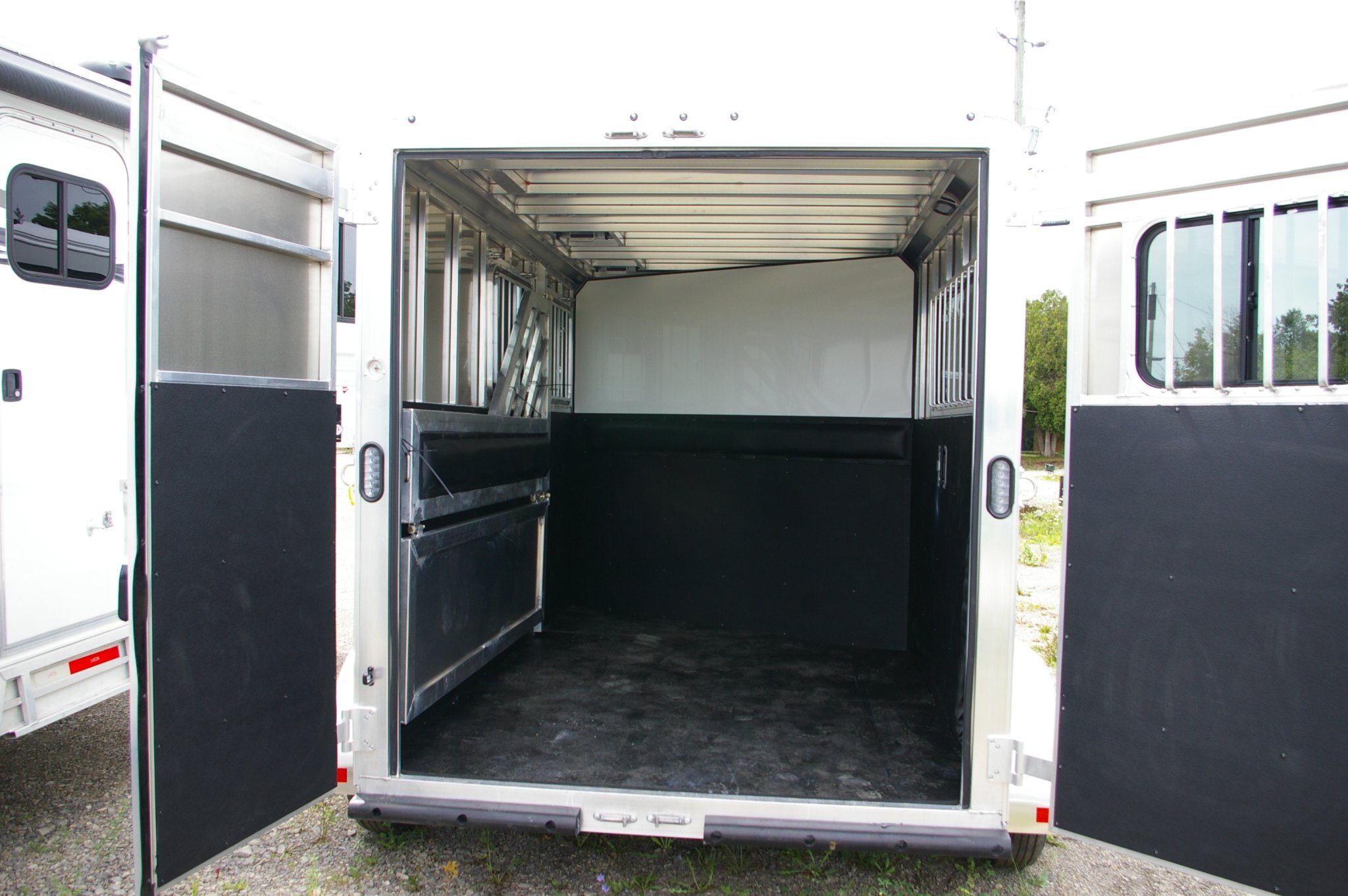 2027 STRIDER SERIES LITE/SLANT 3 HORSE, 84, ALUMINUM, WHITE, 7000GVWR 