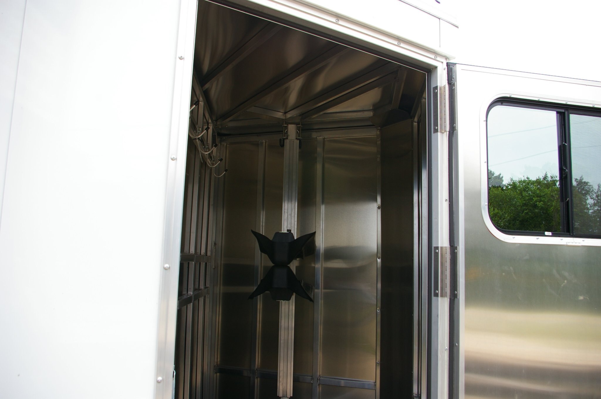 2027 STRIDER SERIES LITE/SLANT 3 HORSE, 84, ALUMINUM, WHITE, 7000GVWR 