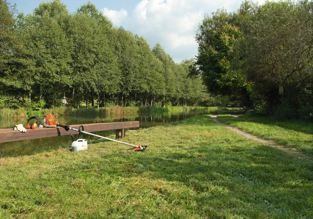 27.2CC TRIMMER W/LOOP HANDLE