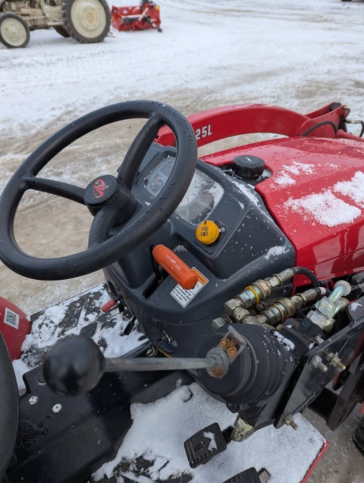 2020 Mahindra EMAX25