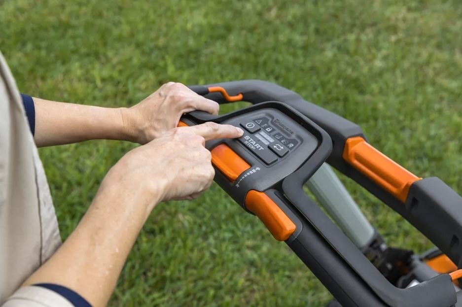 Husqvarna Lawn Xpert LE 322 (battery and charger included)