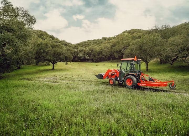 Kioti CK3520SEH Cab with loader