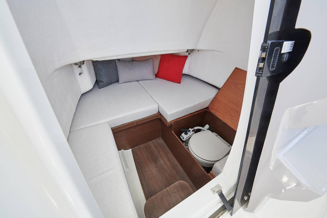 Jeanneau LEADER 7.5 CC SERIES 3 with Yamaha 300 and Venture Trailer