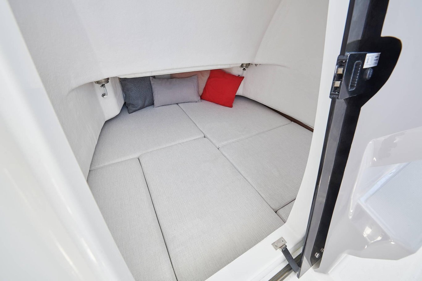 Jeanneau LEADER 7.5 CC SERIES 3 with Yamaha 300 and Venture Trailer