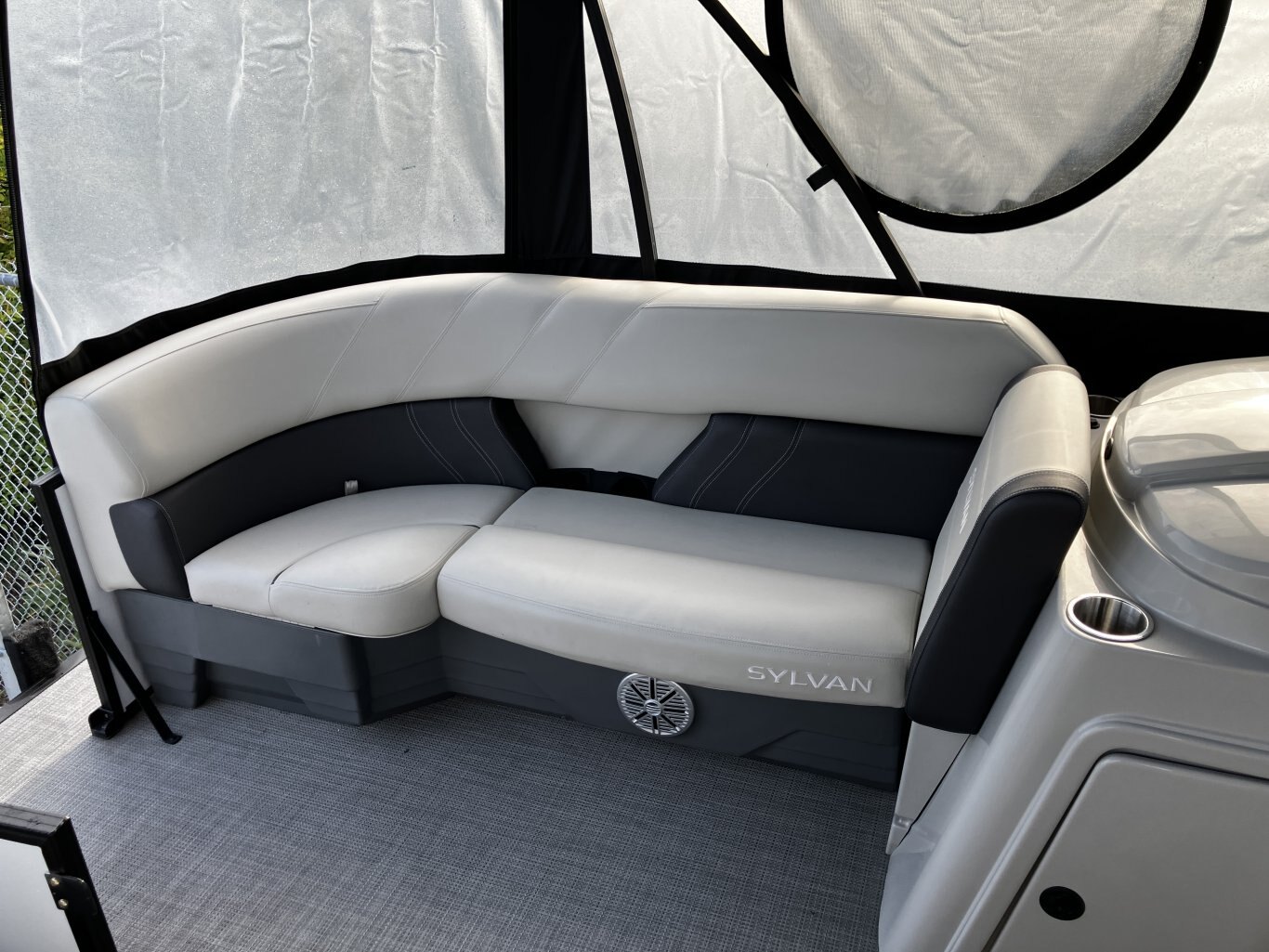 Sylvan Mirage Cruise 8522 LZ with Yamaha VMAX SHO 115, Full Enclosure