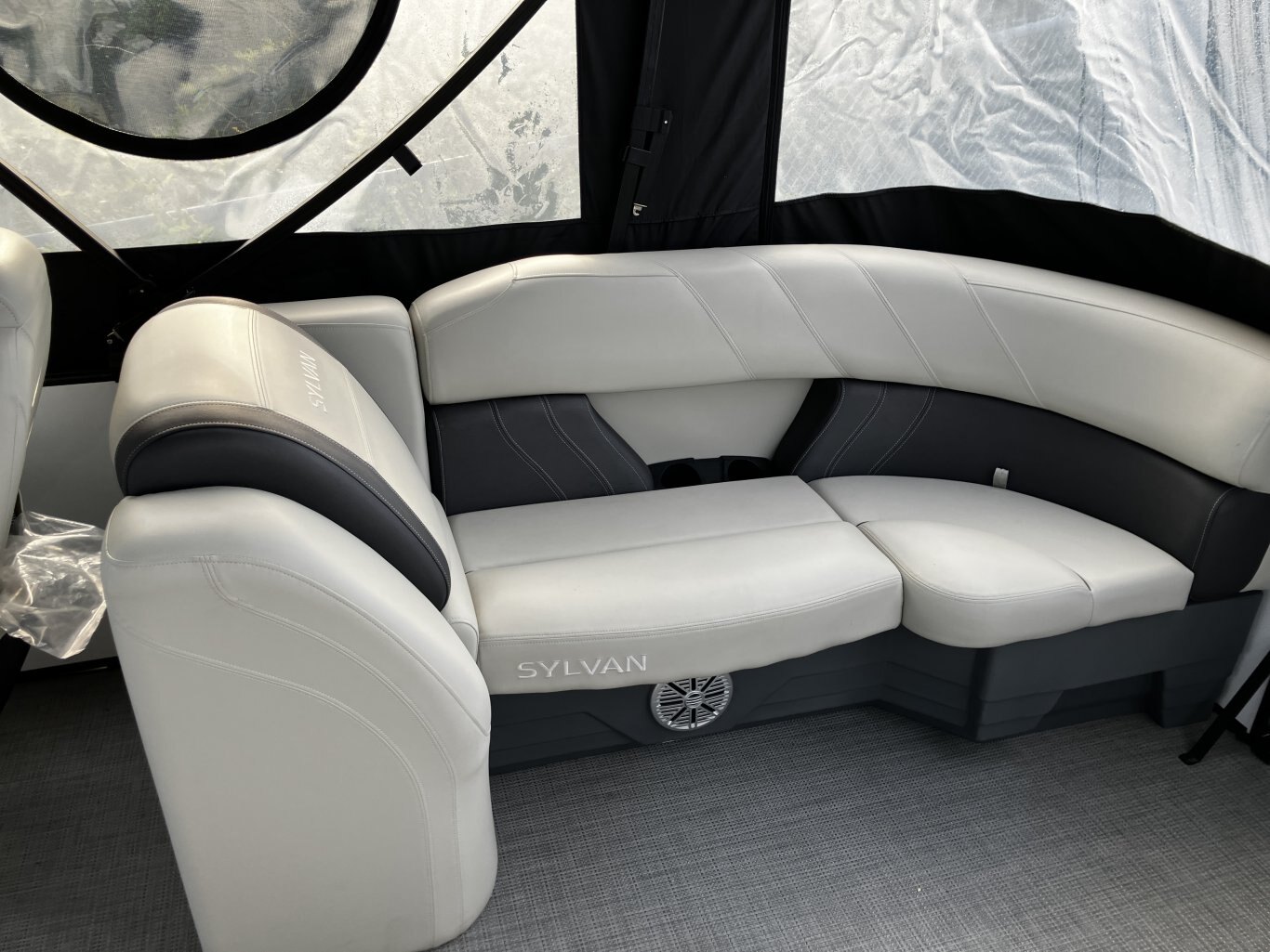 Sylvan Mirage Cruise 8522 LZ with Yamaha VMAX SHO 115, Full Enclosure