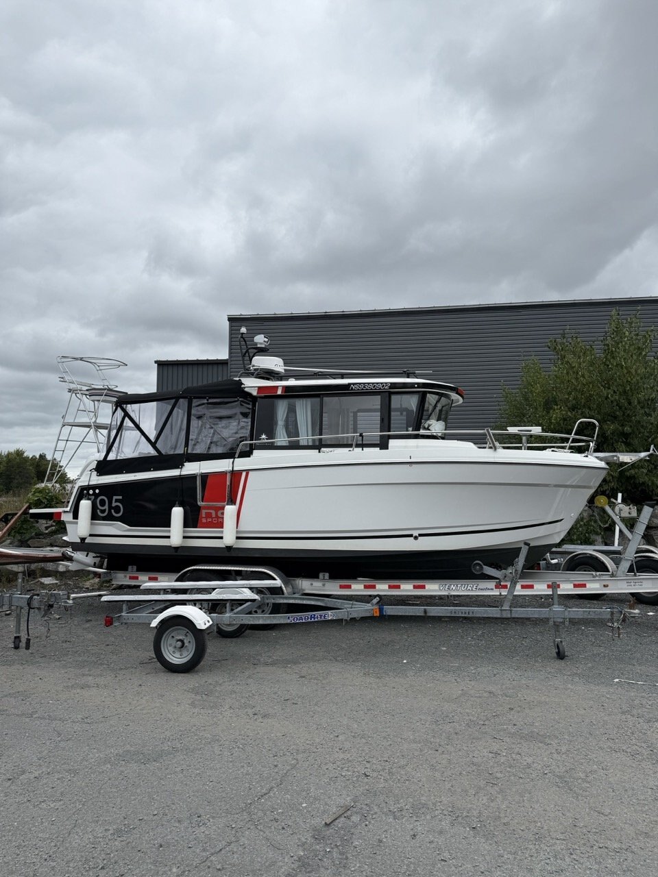 2023 Jeanneau NC 795 SPORT SERIES 2 with Yamaha F250 Outboard