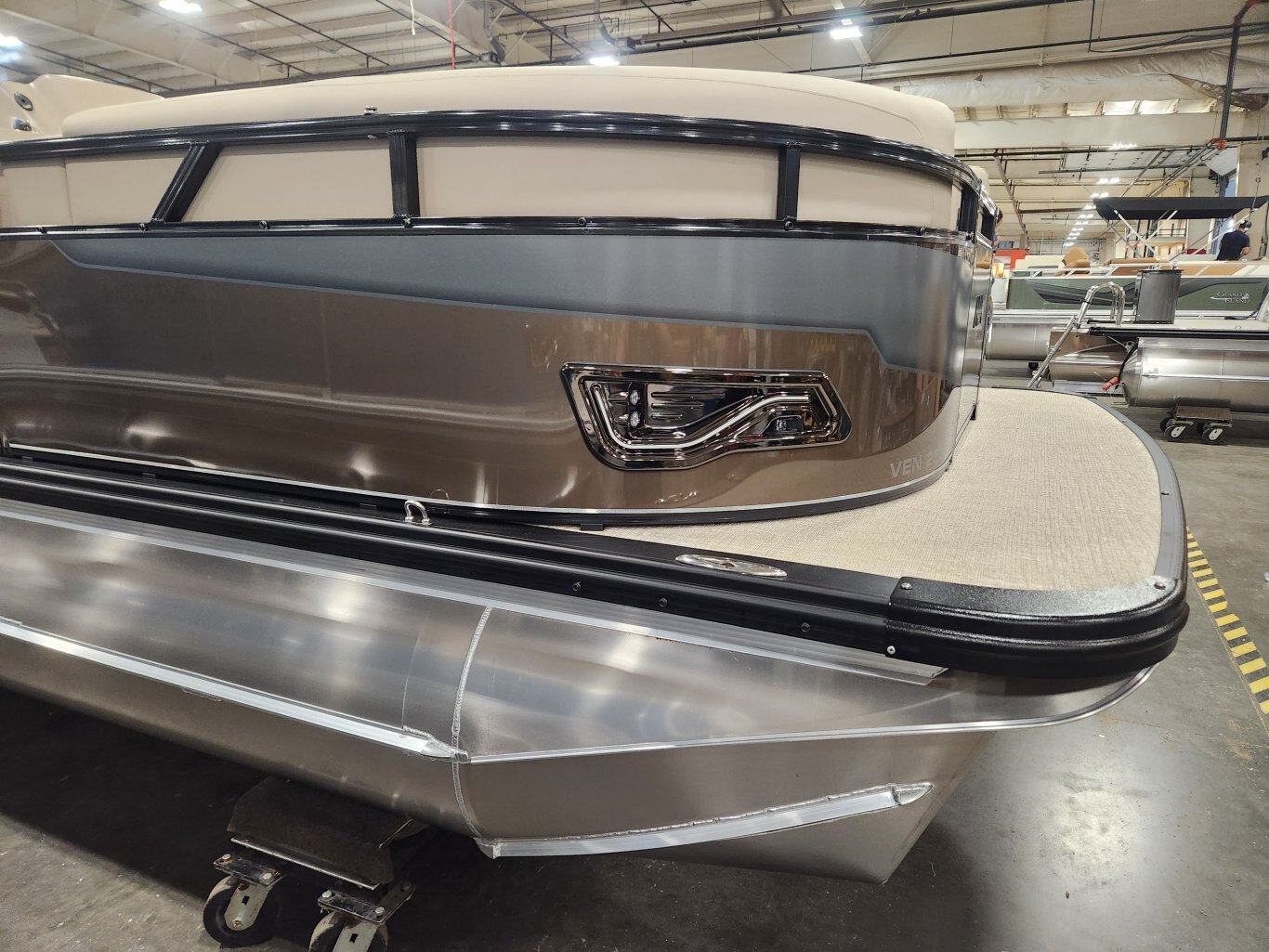 2026 Avalon 23 Venture 85 Quad Lounger Espresso