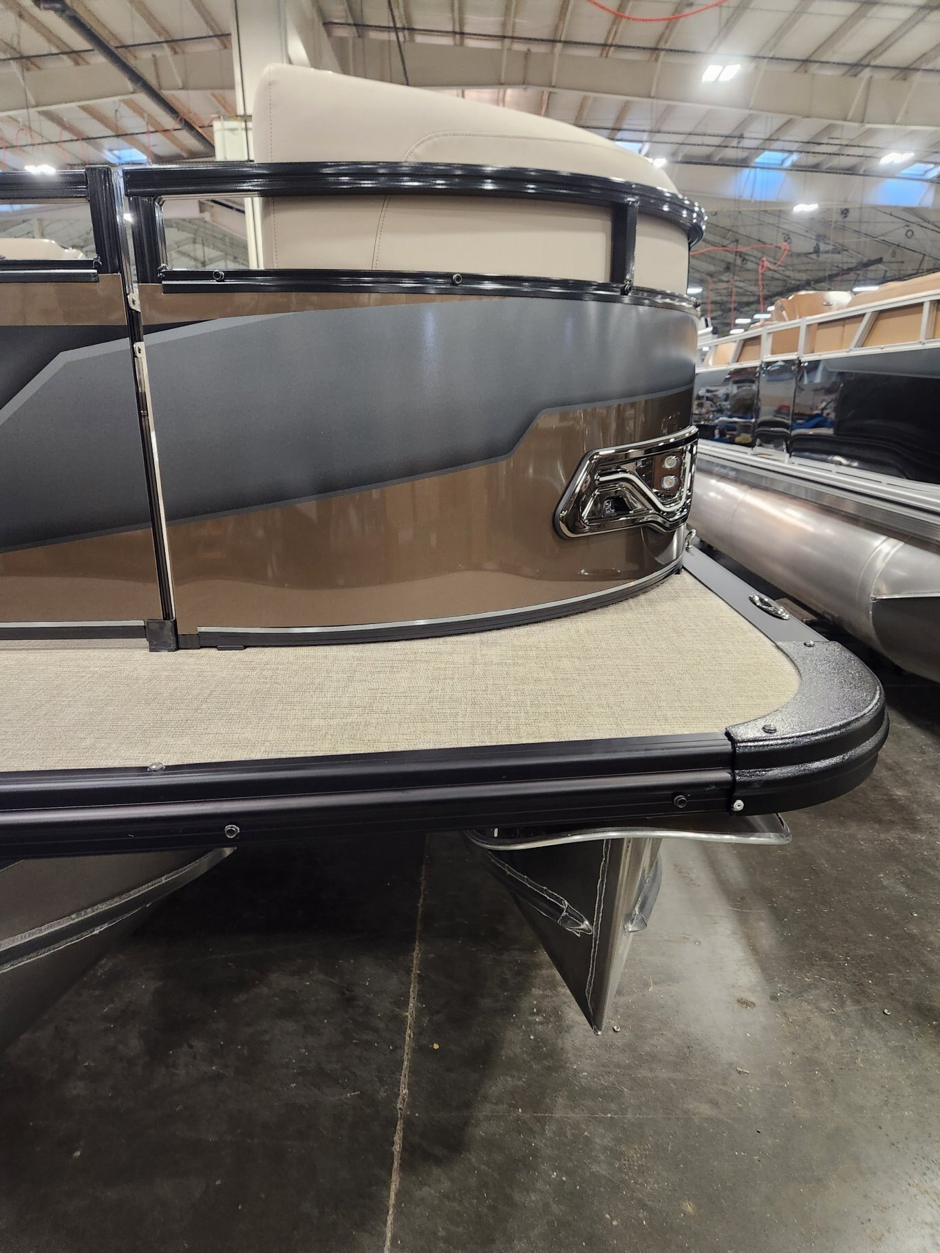 2026 Avalon 23 Venture 85 Quad Lounger Espresso