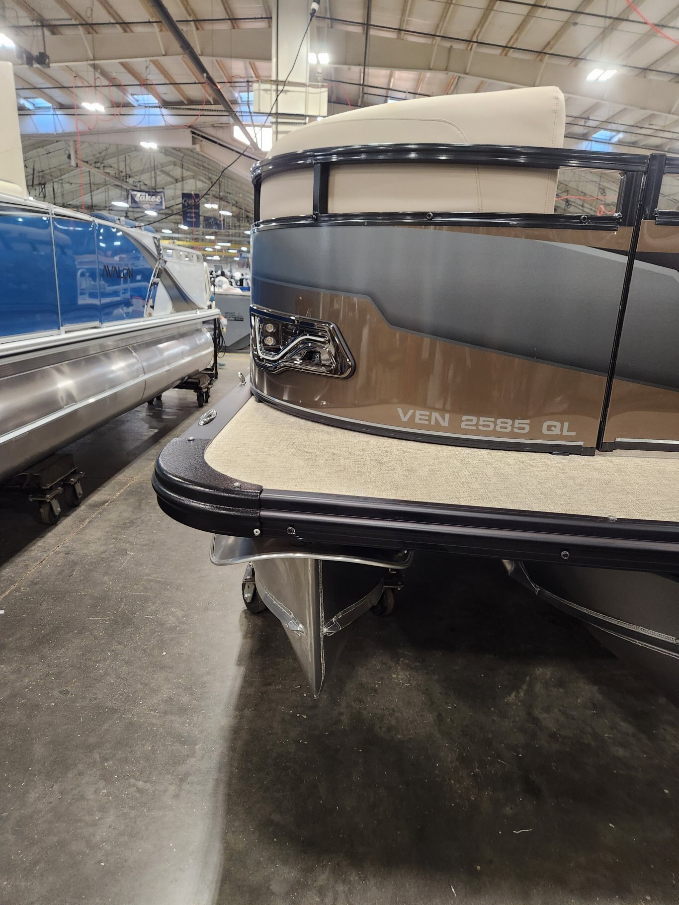 2026 Avalon 23 Venture 85 Quad Lounger Espresso