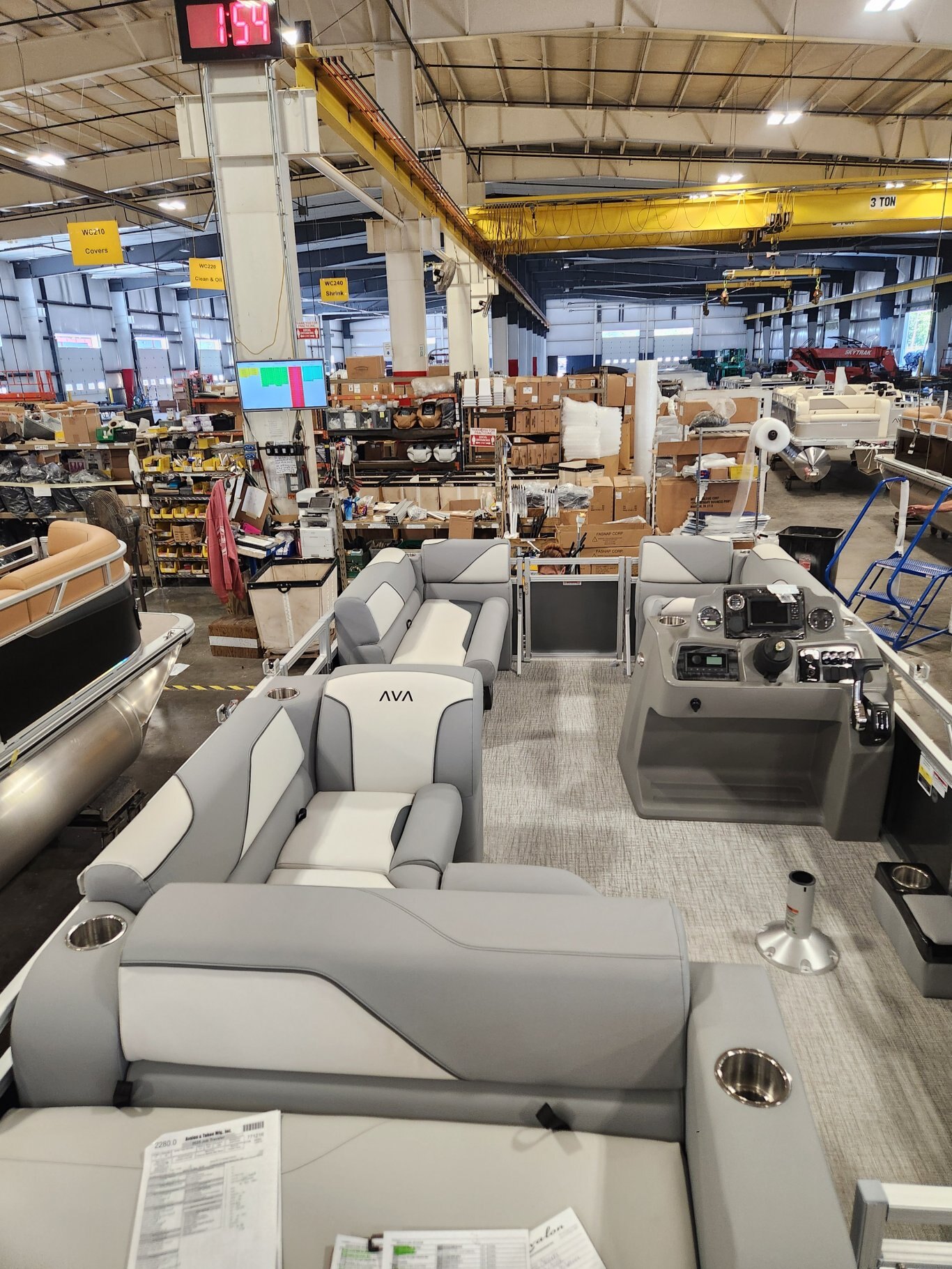 2026 Avalon 17 Venture Cruise Rear Bench (40HP) Koolfab Charcoal