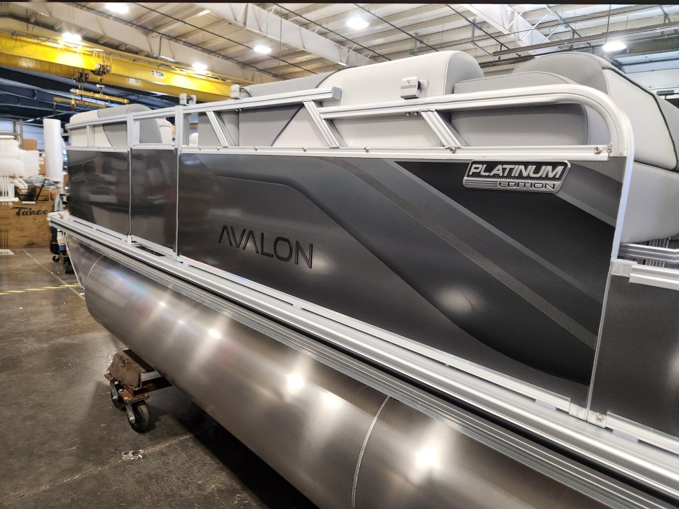 2026 Avalon 17 Venture Cruise Rear Bench (40HP) Koolfab Charcoal