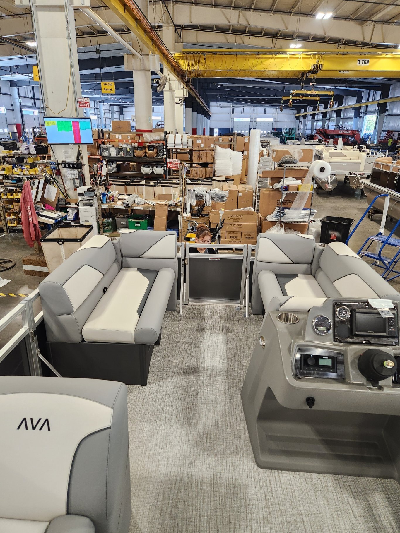 2026 Avalon 17 Venture Cruise Rear Bench (40HP) Koolfab Charcoal