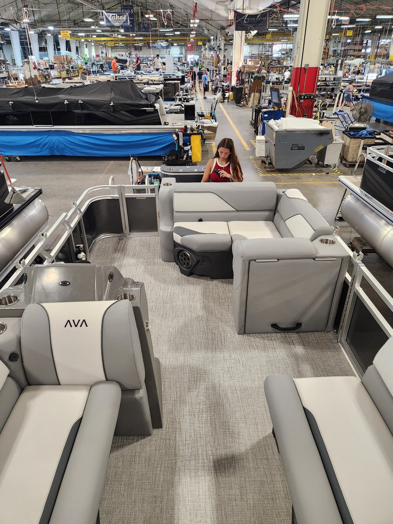 2026 Avalon 17 Venture Cruise Rear Bench (40HP) Koolfab Charcoal