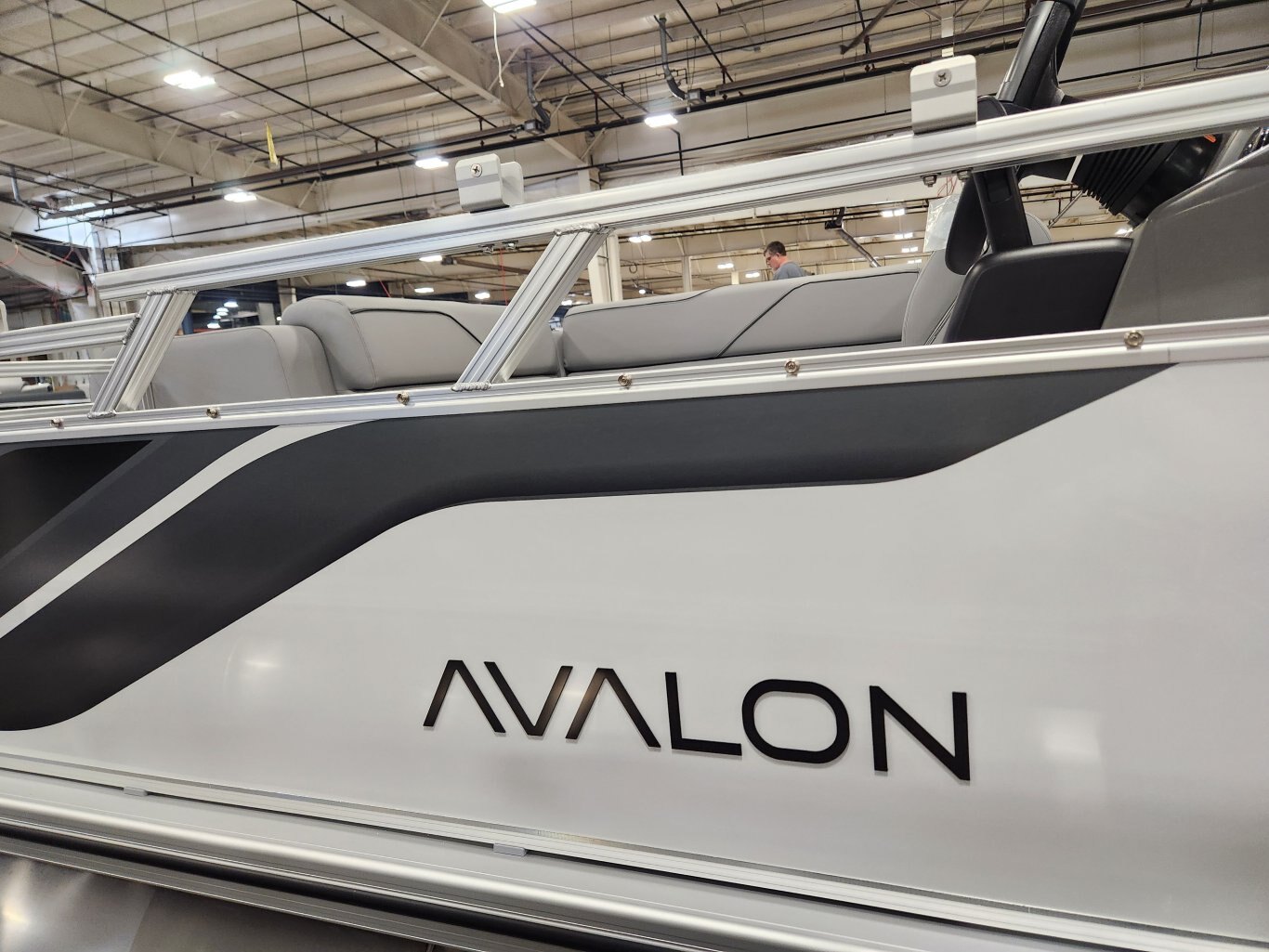 2025 Avalon 19 Venture Cruise Rear Bench (60HP)