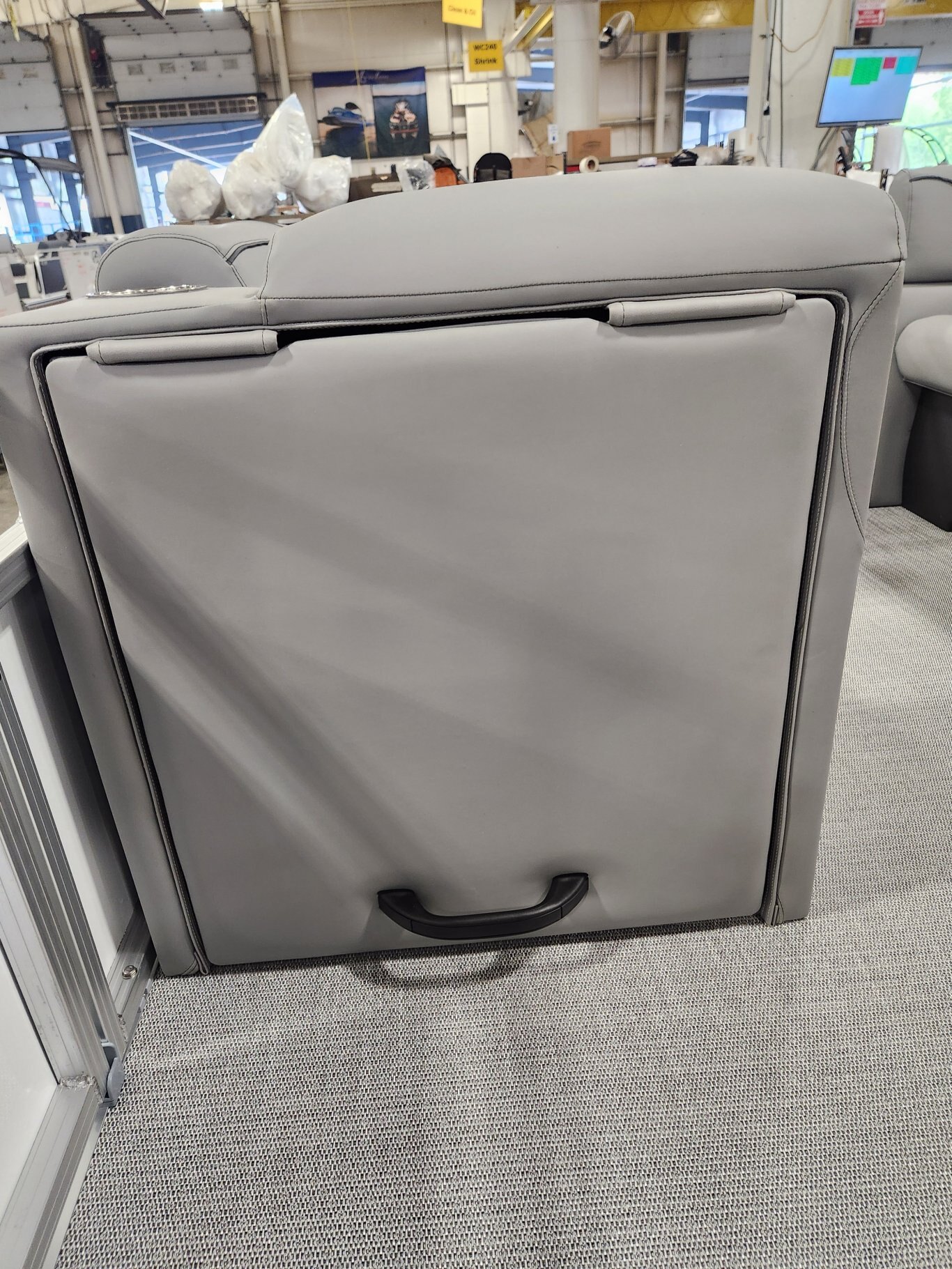 2025 Avalon 19 Venture Cruise Rear Bench (60HP)