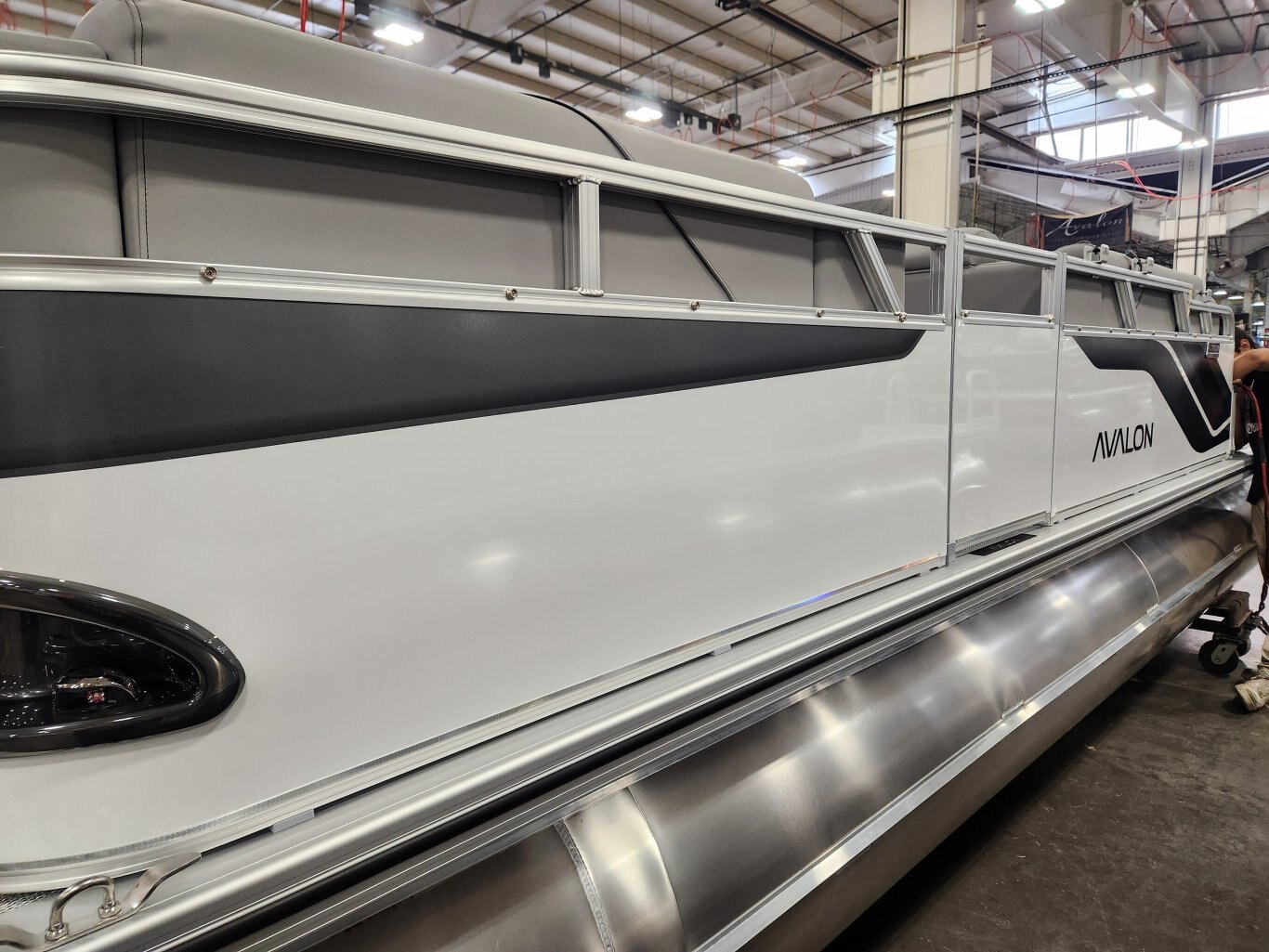 2025 Avalon 19 Venture Cruise Rear Bench (60HP)