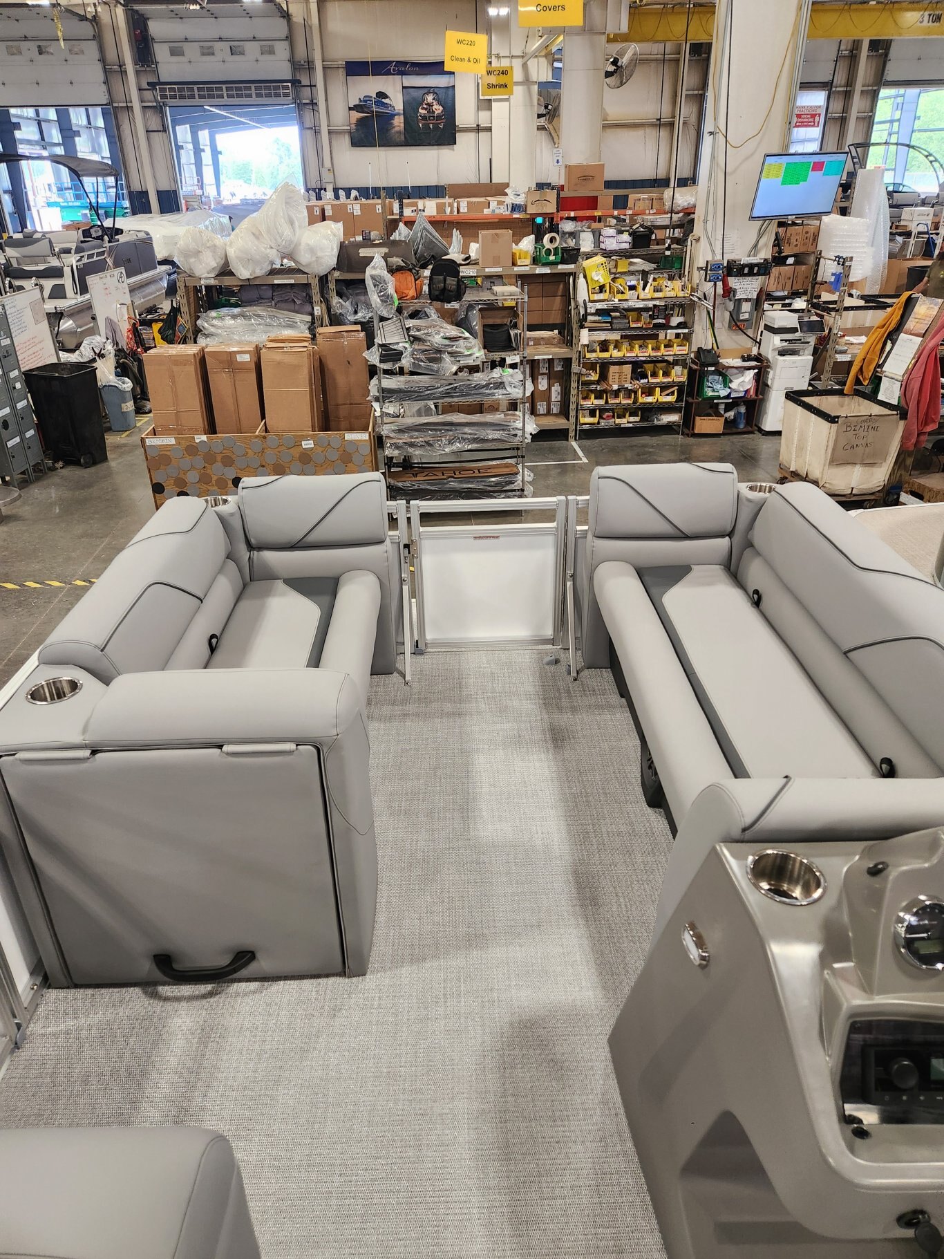 2025 Avalon 19 Venture Cruise Rear Bench (60HP)