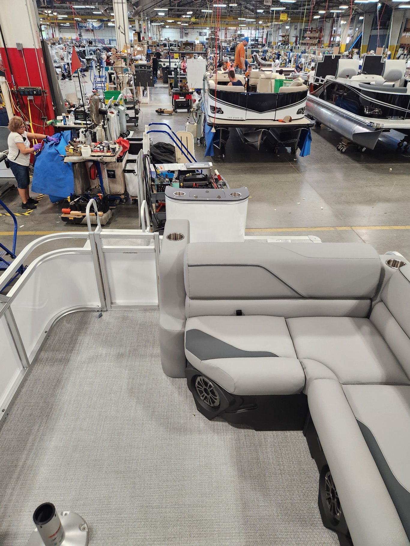 2025 Avalon 19 Venture Cruise Rear Bench (60HP)