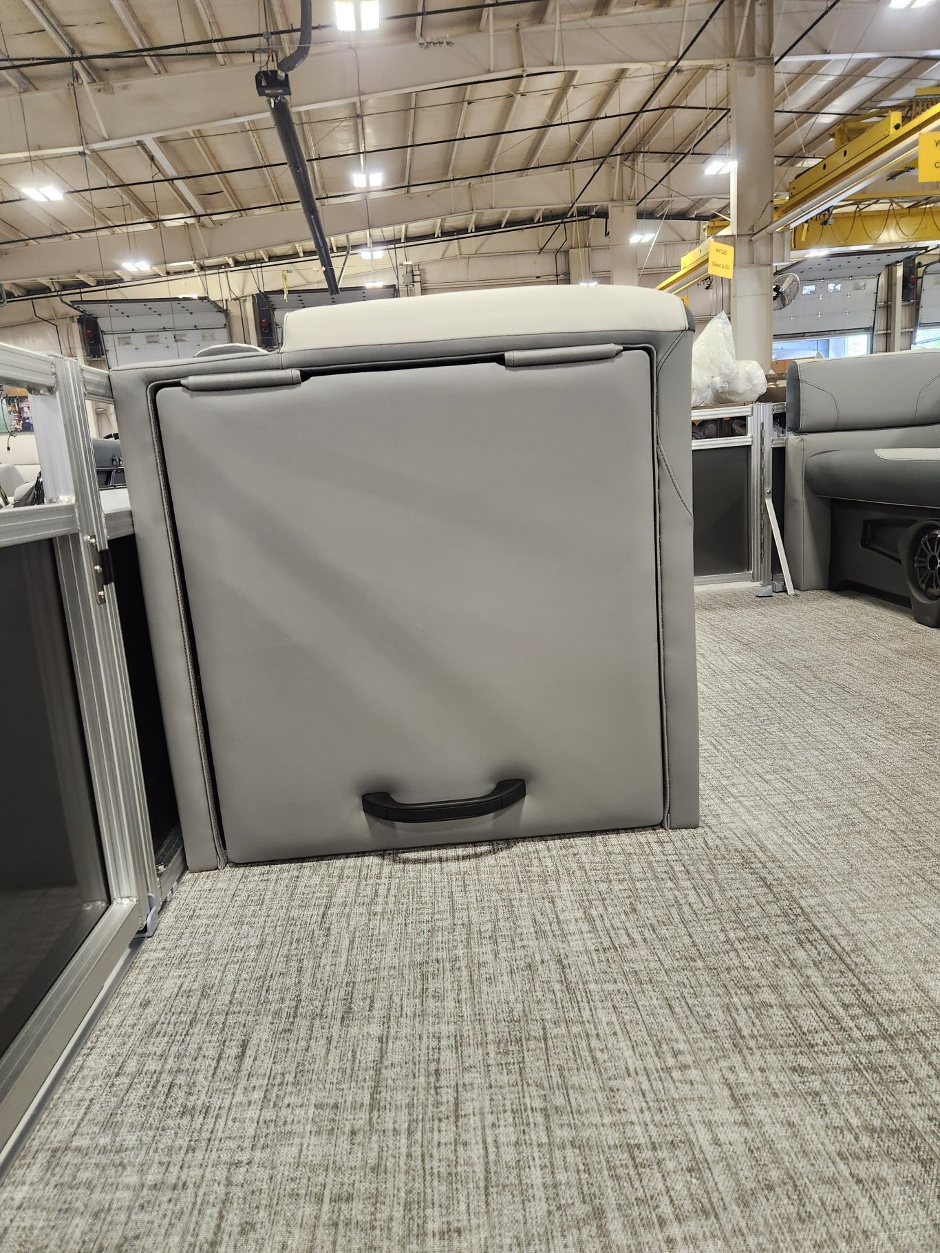 2025 Avalon 21 Venture Quad Lounger (75HP) Koolfab Charcoal