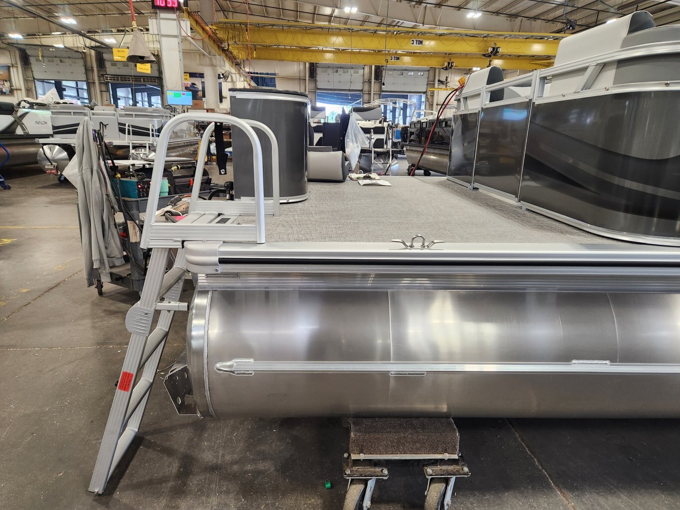 2025 Avalon 21 Venture Quad Lounger (75HP) Koolfab Charcoal