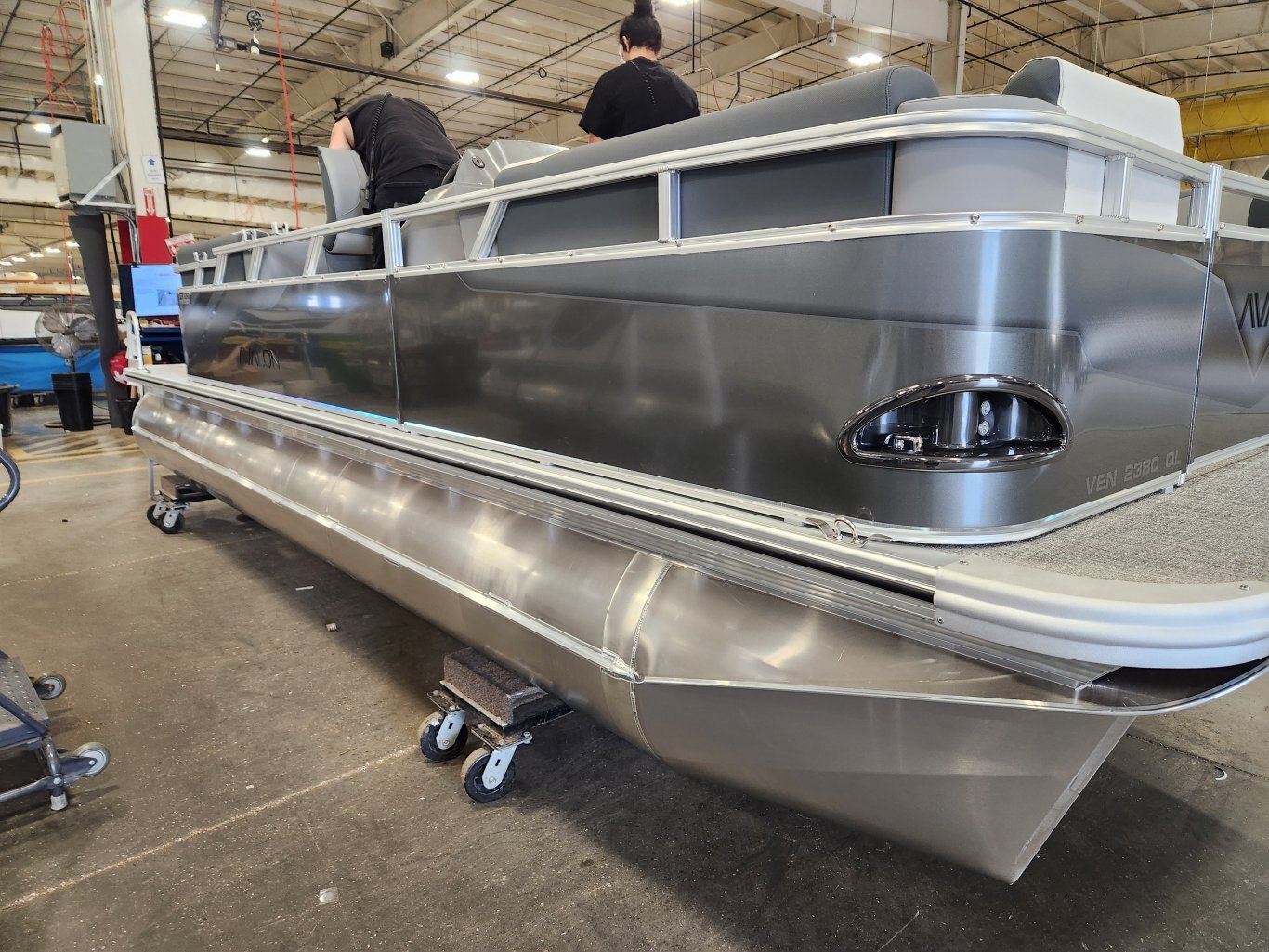 2025 Avalon 21 Venture Cruise Rear Bench (90HP) Koolfab Charcoal