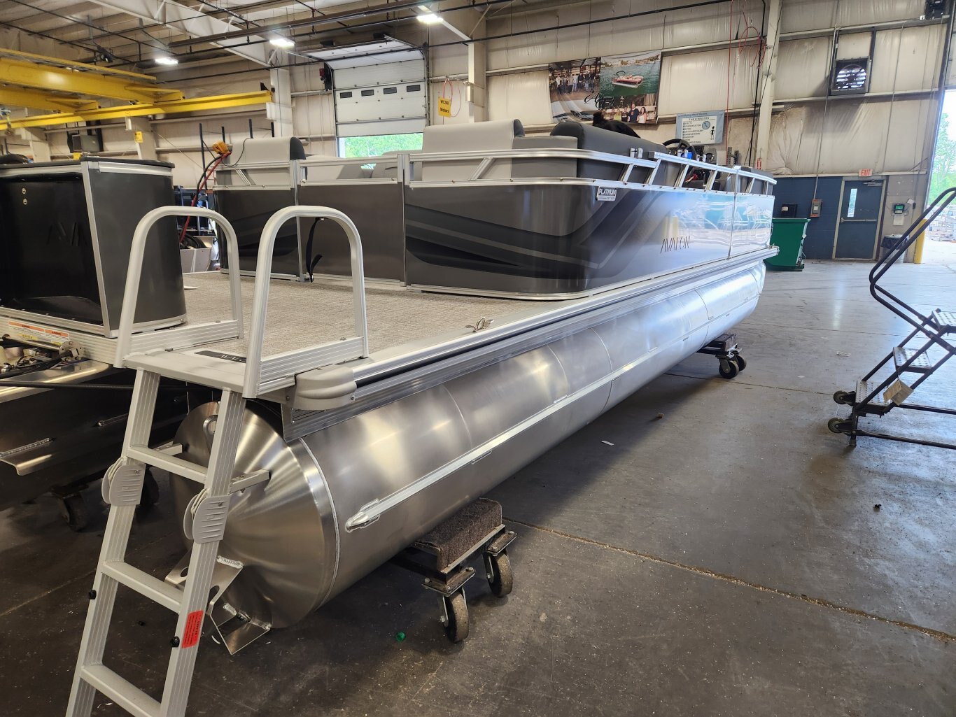 2025 Avalon 21 Venture Cruise Rear Bench (90HP) Koolfab Charcoal