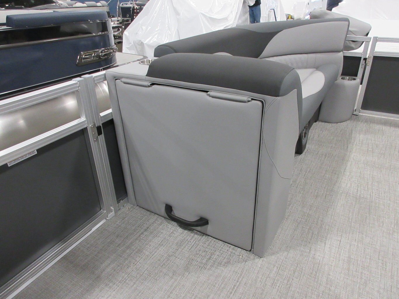 2025 Avalon 23 Venture 85 Rear Fish (115HP) Koolfab Charcoal