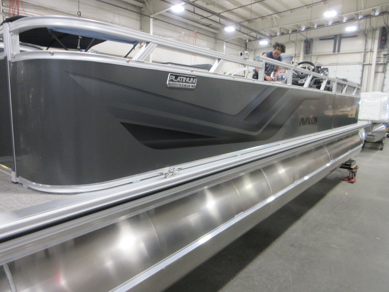2025 Avalon 23 Venture 85 Rear Fish (115HP) Koolfab Charcoal