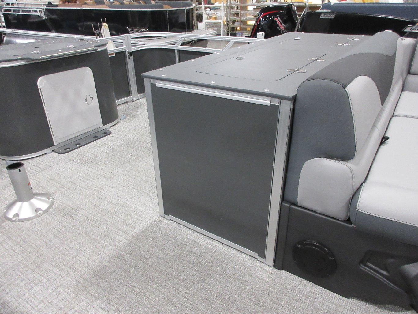 2025 Avalon 23 Venture 85 Rear Fish (115HP) Koolfab Charcoal