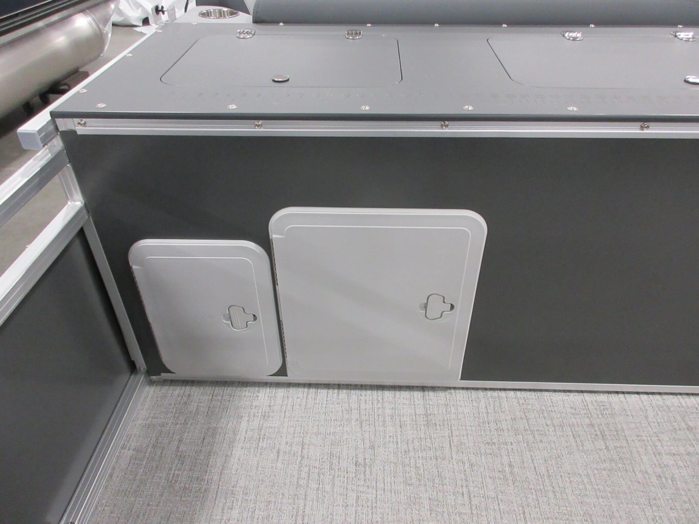 2025 Avalon 23 Venture 85 Rear Fish (115HP) Koolfab Charcoal