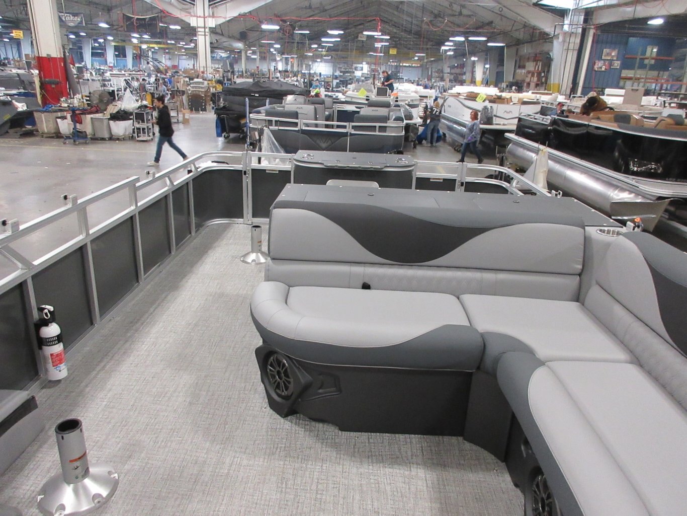 2025 Avalon 23 Venture 85 Rear Fish (115HP) Koolfab Charcoal