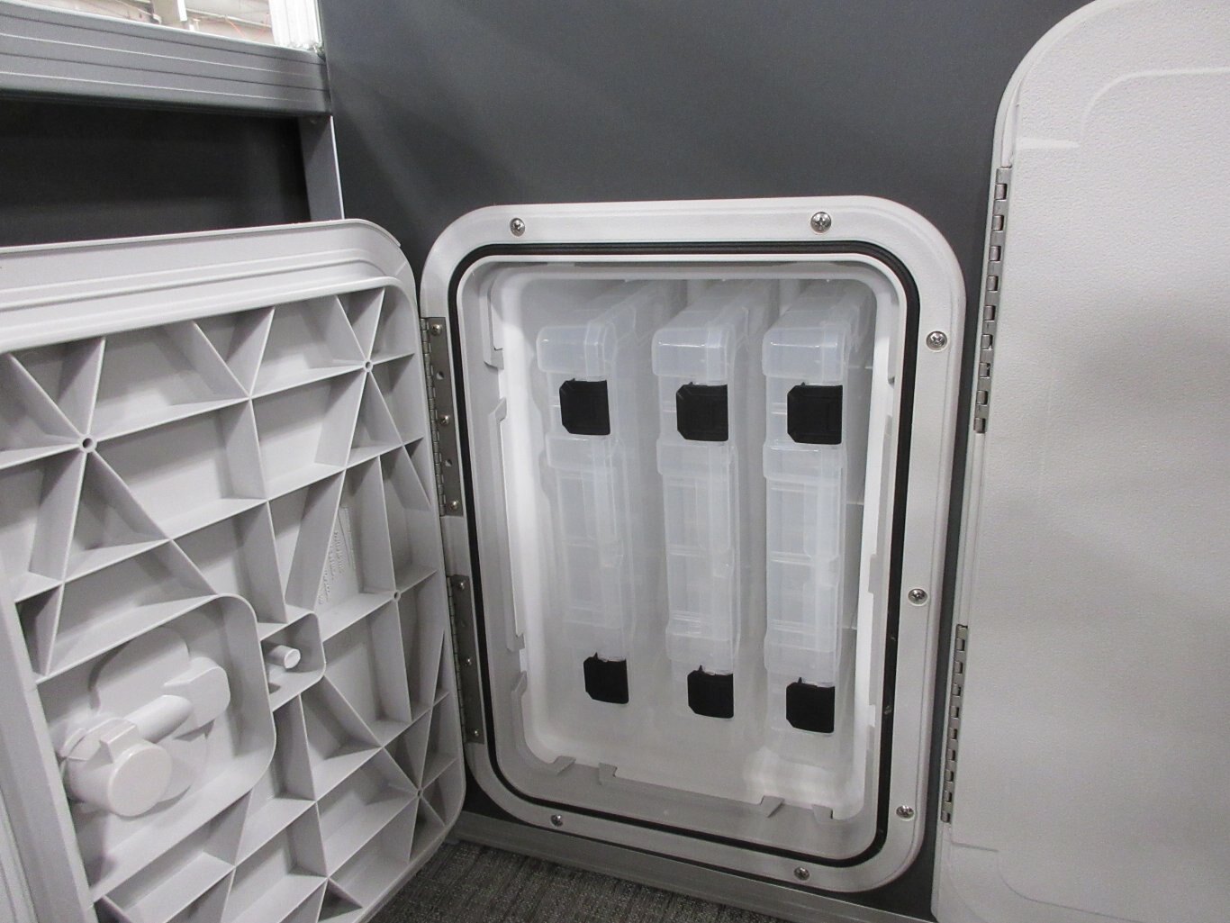 2025 Avalon 23 Venture 85 Rear Fish (115HP) Koolfab Charcoal