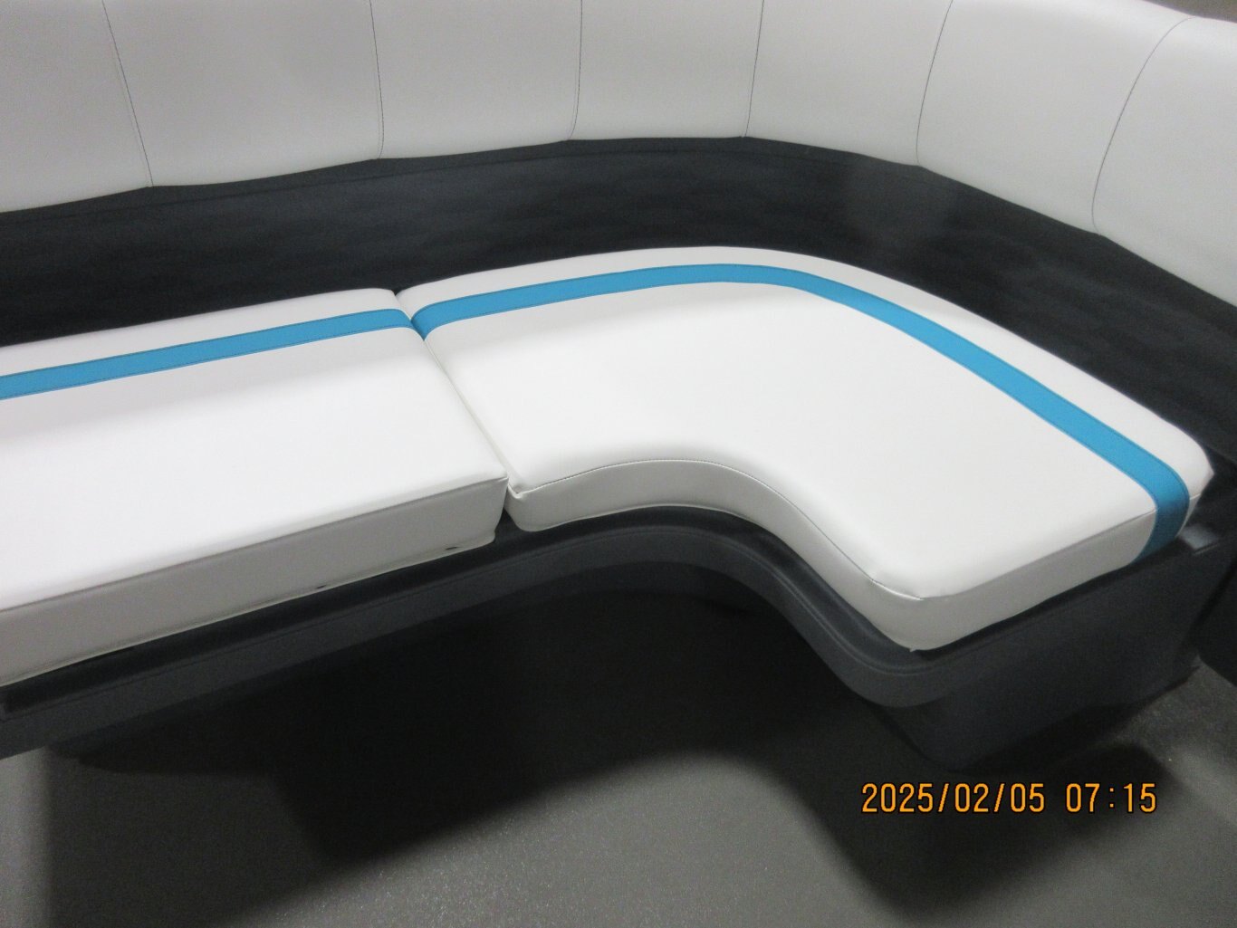 2025 Avalon 21 Aura Quad Lounger (60 HP) Glacier Teal