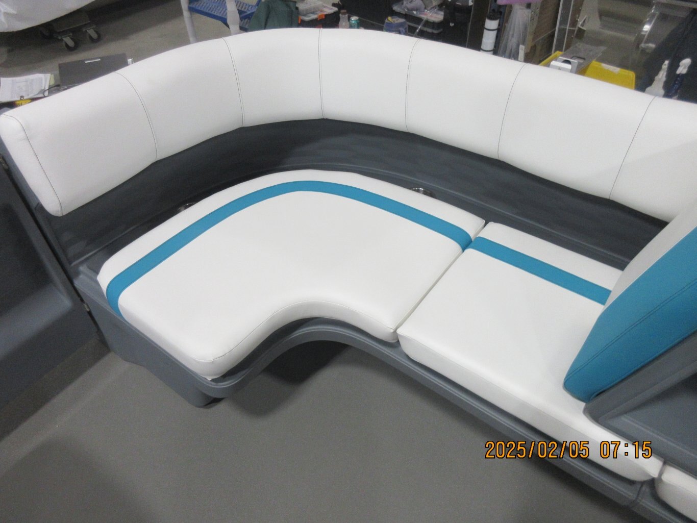 2025 Avalon 21 Aura Quad Lounger (60 HP) Glacier Teal