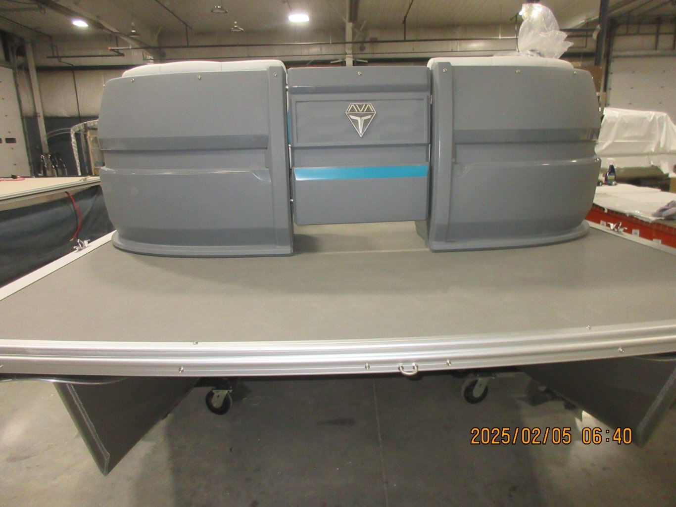 2025 Avalon 21 Aura Quad Lounger (60 HP) Glacier Teal