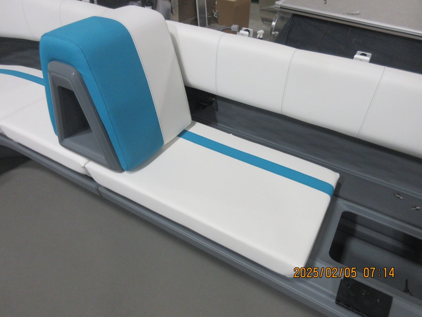 2025 Avalon 21 Aura Quad Lounger (60 HP) Glacier Teal