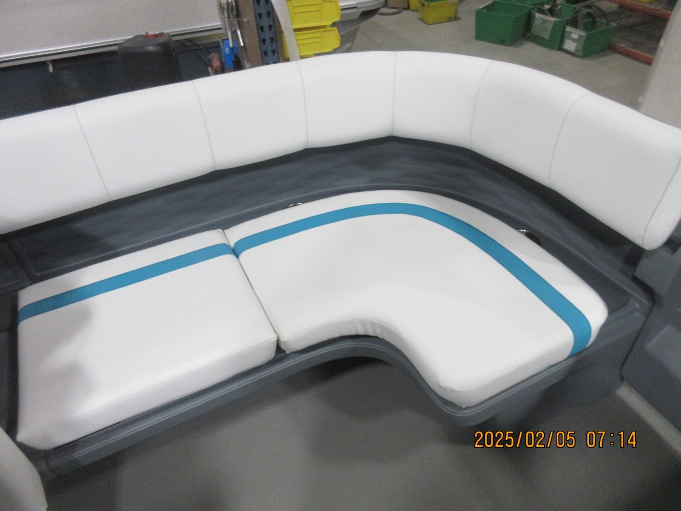 2025 Avalon 21 Aura Quad Lounger (60 HP) Glacier Teal