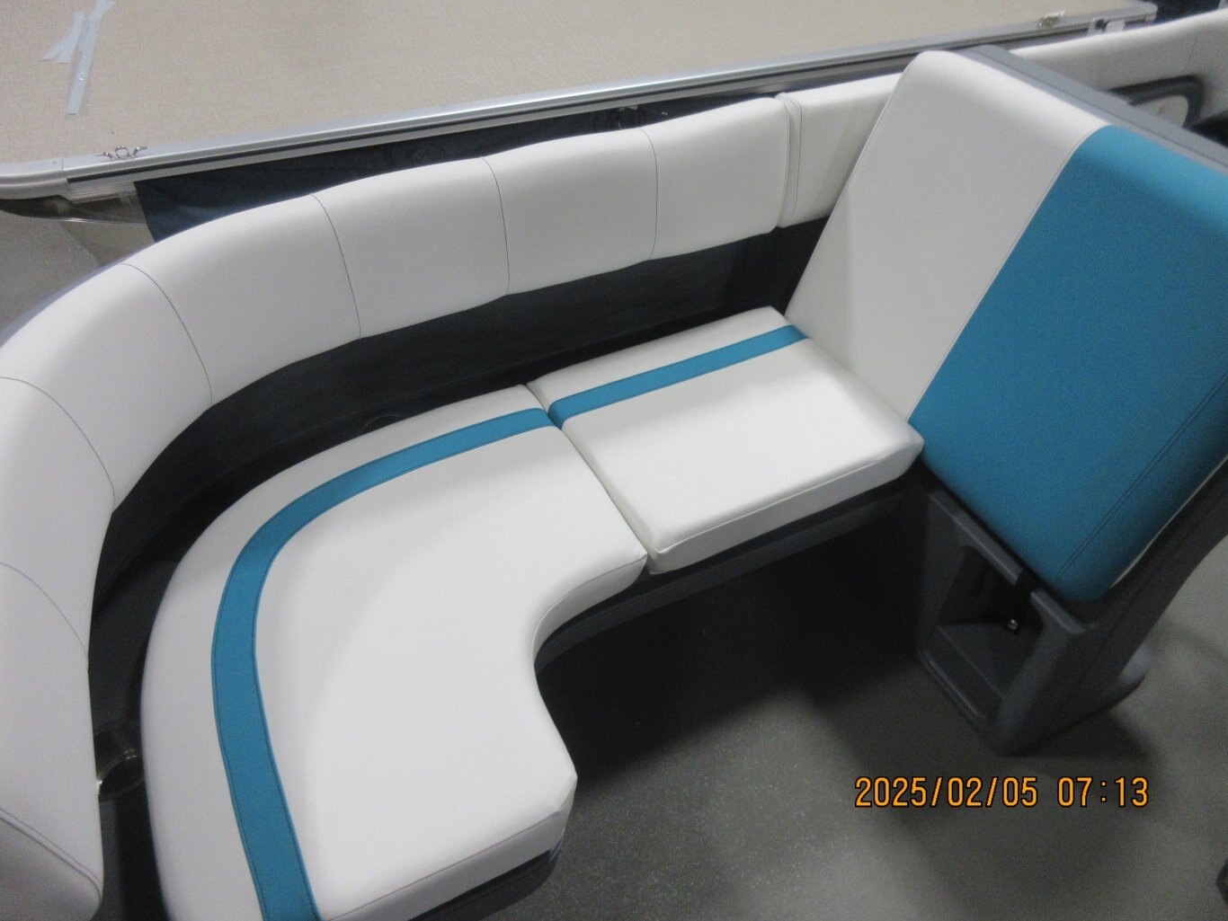 2025 Avalon 21 Aura Quad Lounger (60 HP) Glacier Teal