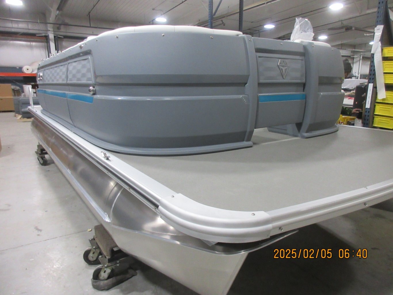 2025 Avalon 21 Aura Quad Lounger (60 HP) Glacier Teal