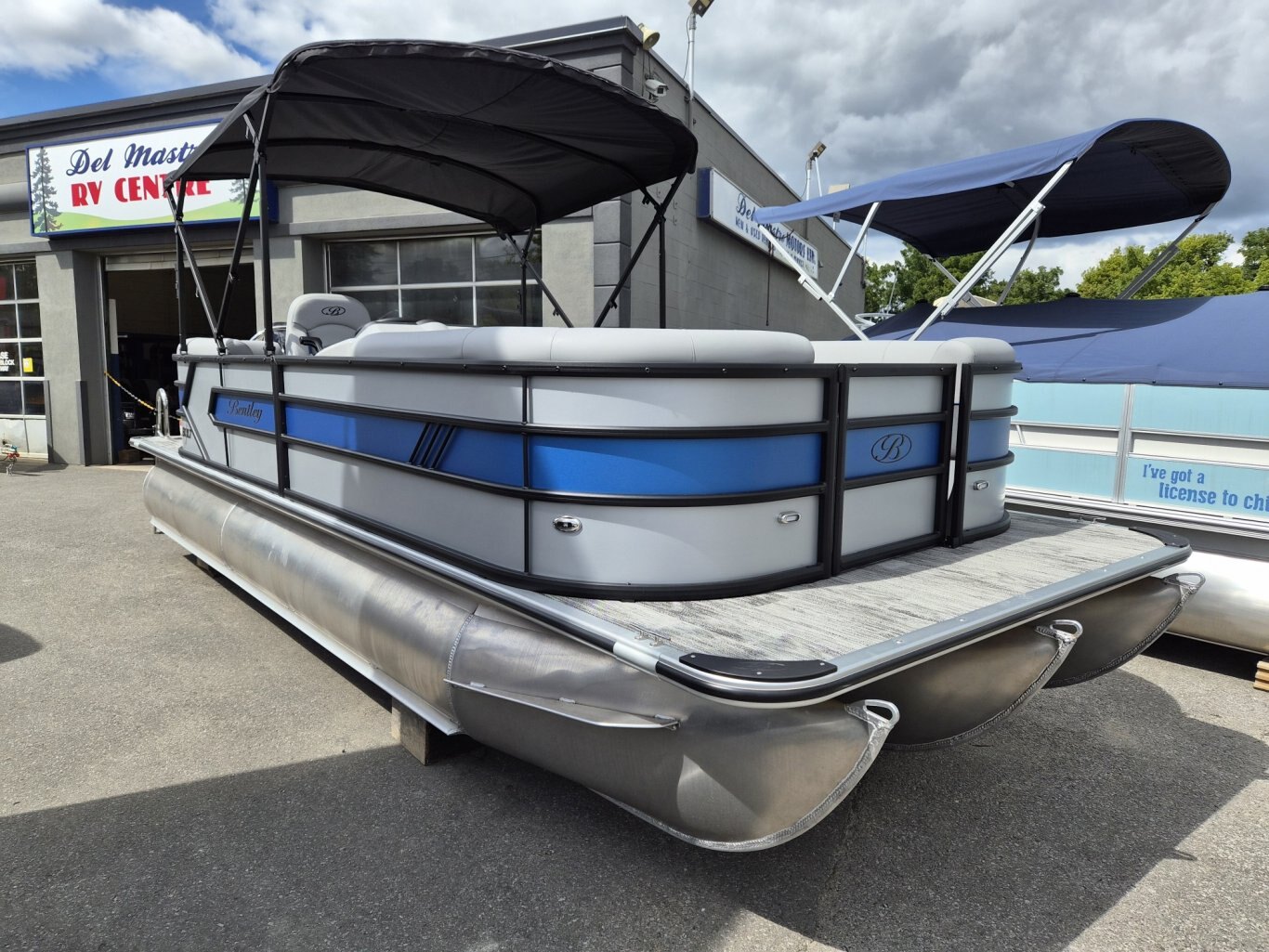 Bentley BOLT 223 with Suzuki DF150