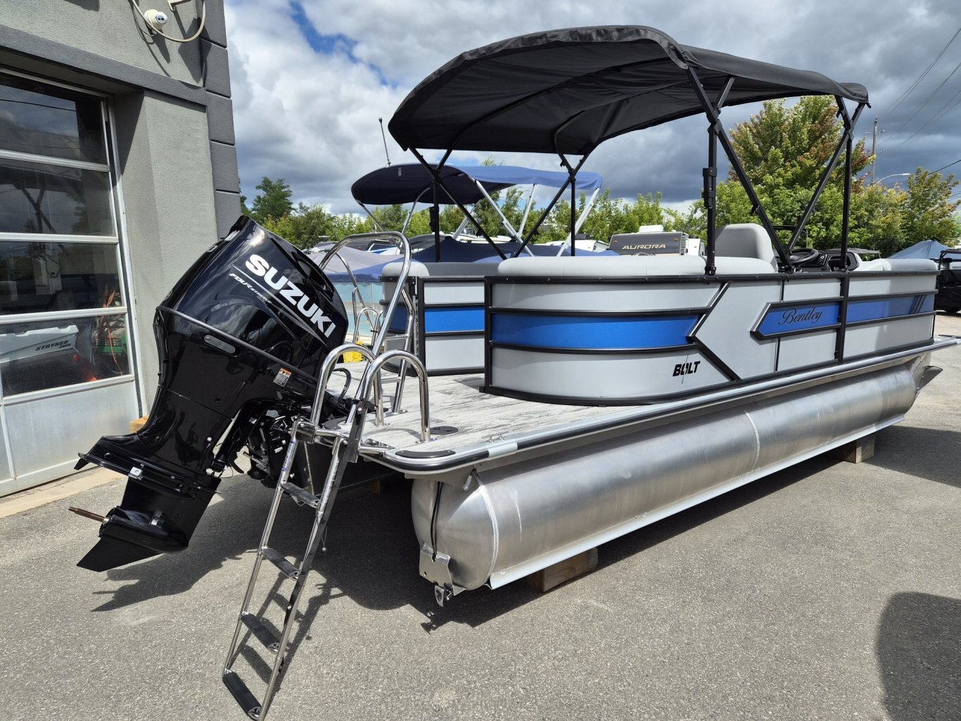 Bentley BOLT 223 with Suzuki DF150