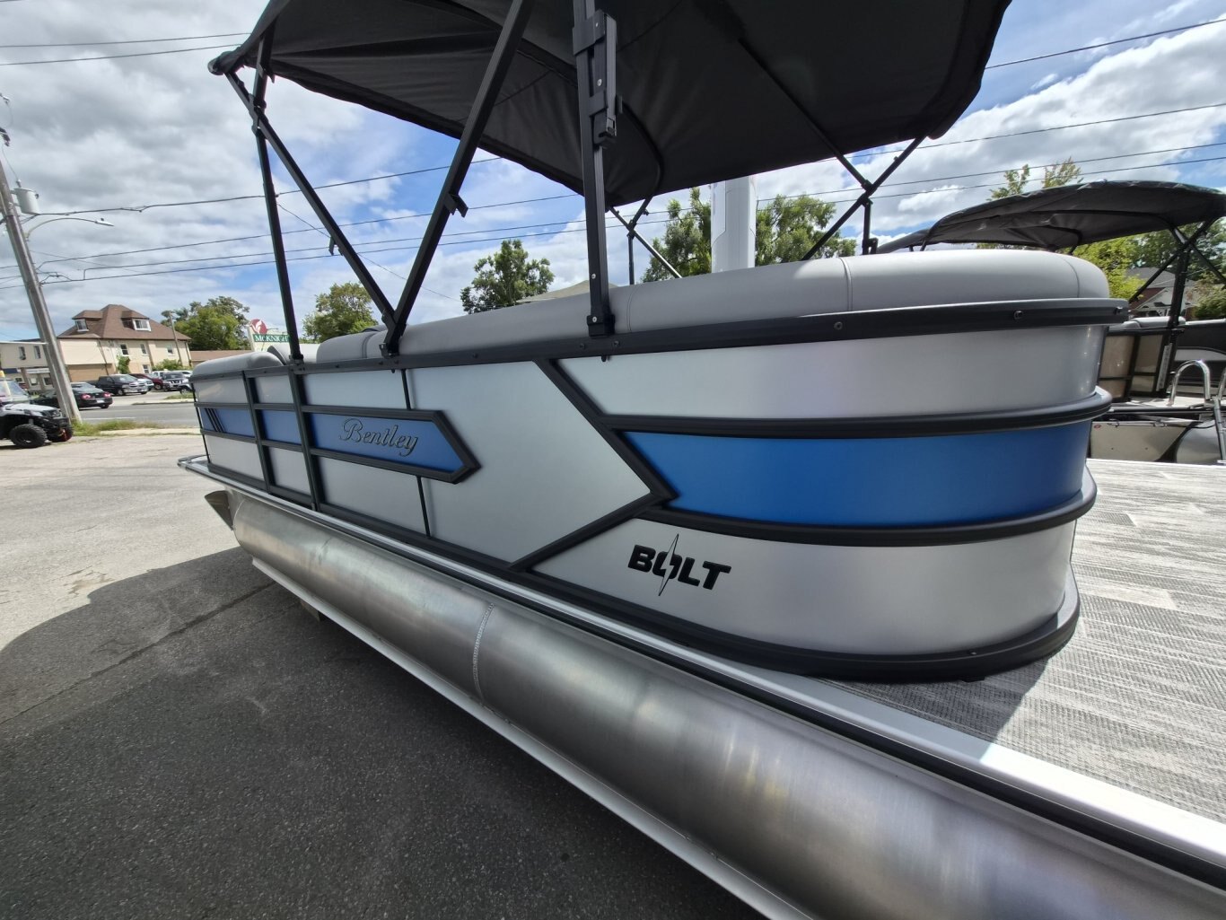 Bentley BOLT 223 with Suzuki DF150