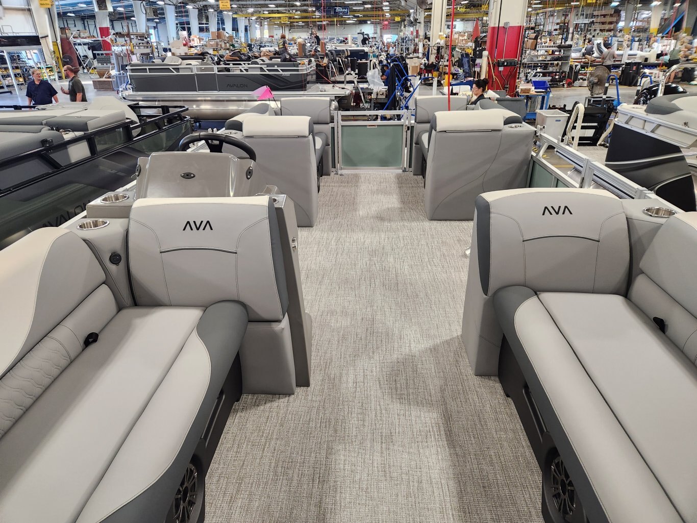 2026 Avalon Venture 21' Quad Lounger – Koolfab Charcoal | Platinum Edition