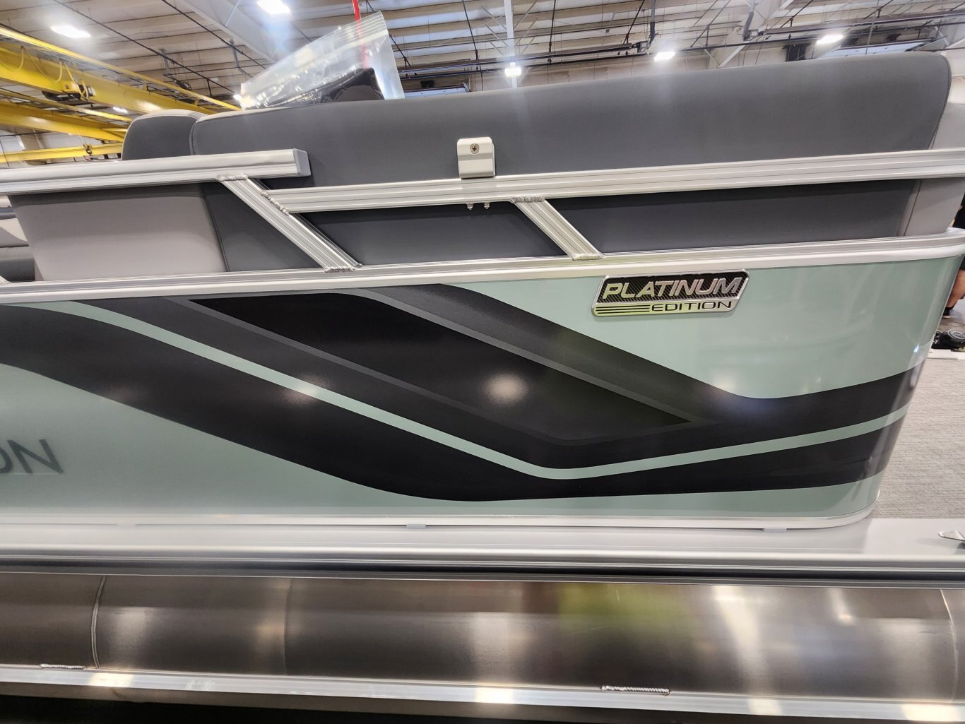 2026 Avalon Venture 21' Quad Lounger – Koolfab Charcoal | Platinum Edition