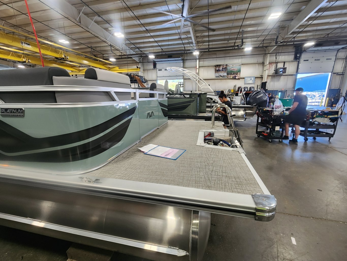 2026 Avalon Venture 21' Quad Lounger – Koolfab Charcoal | Platinum Edition