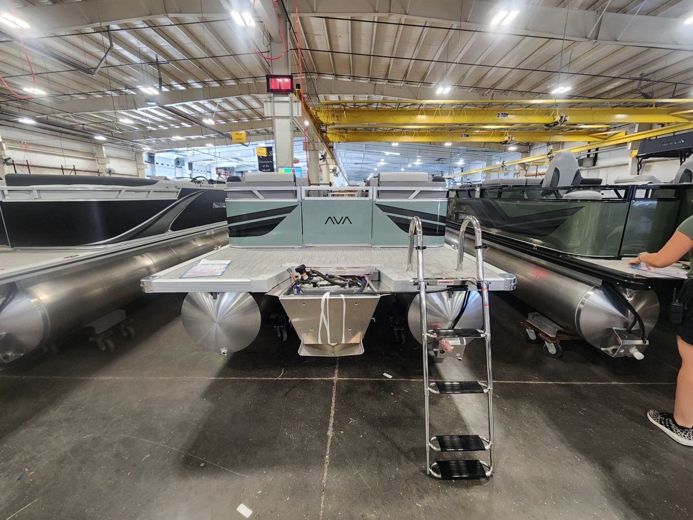 2026 Avalon Venture 21' Quad Lounger – Koolfab Charcoal | Platinum Edition